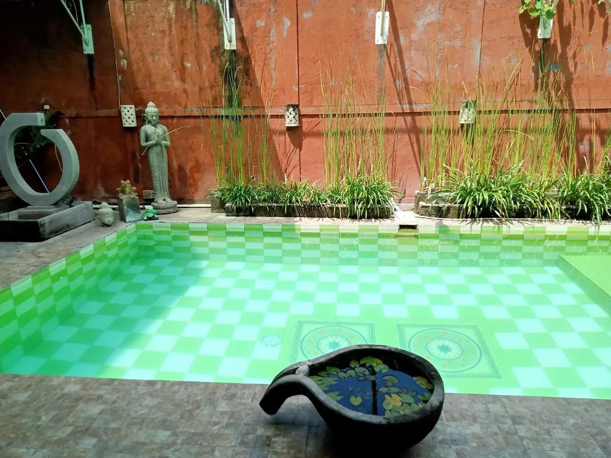 Vendégház Nira Hostel Art And Gallery Pesanggaran