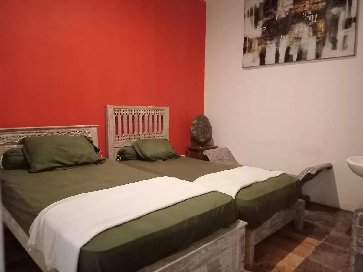 Nira Hostel Art And Gallery Pesanggaran Vendégház