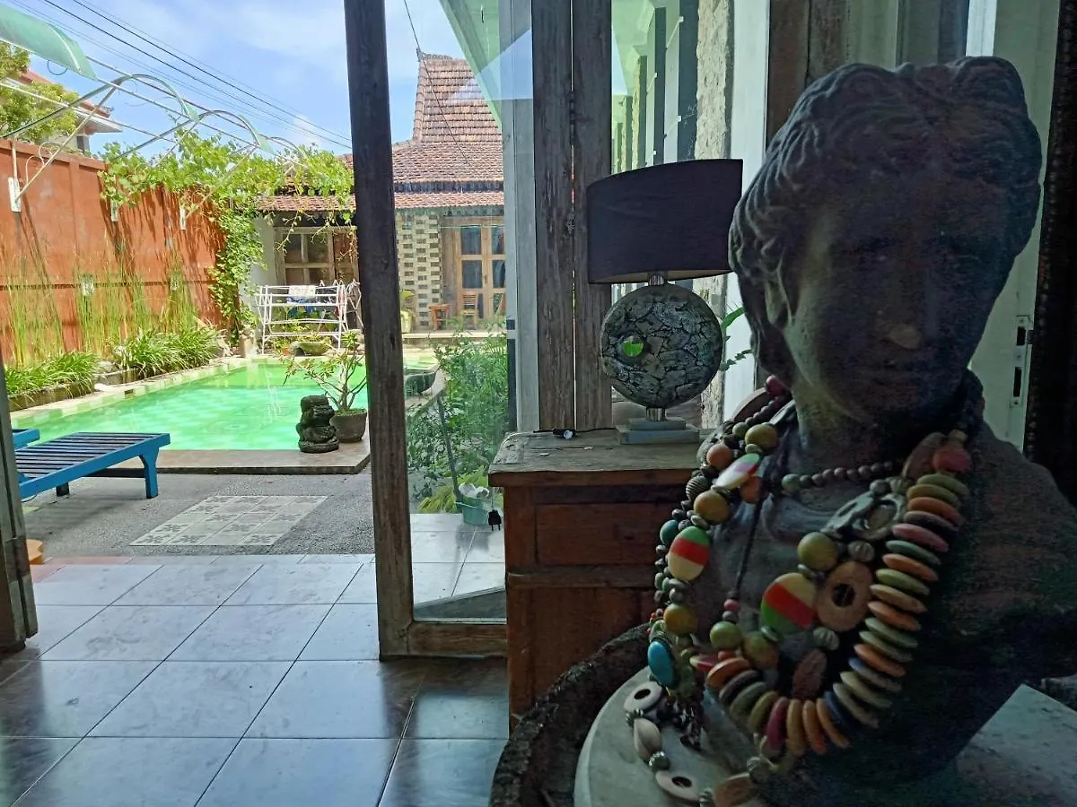 Vendégház Nira Hostel Art And Gallery Pesanggaran