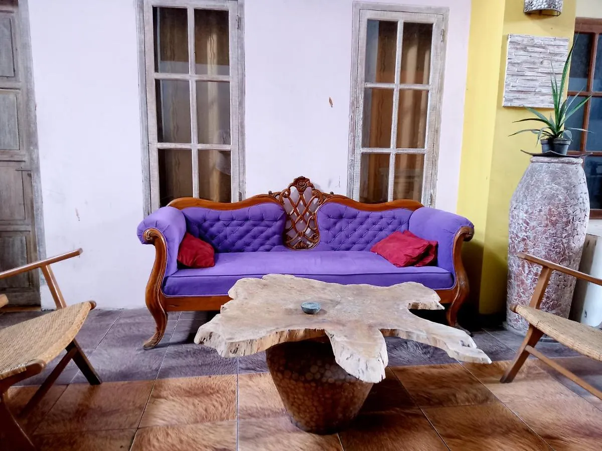 Nira Hostel Art And Gallery Pesanggaran Vendégház